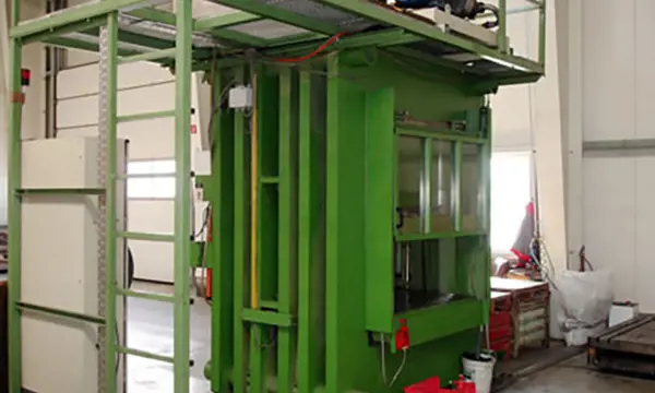 Schweißreparaturen und Modifikation einer hydraulischen Presse von 2000 t auf 3000 t Presskraft