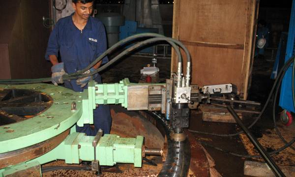 Bearbetning av kranpelare hos ABG Shipyard i Surat, Indien