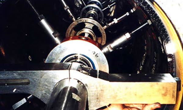 Ampliación del orificio de un reactor en una planta química