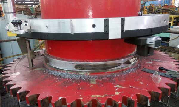 Bearbetning av det nedre området av axiallagret på en kranpelare med 1200 mm diameter