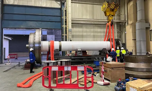 Tragbare Spitzendrehmaschine zur Bearbeitung einer großen Wasserturbinenwelle