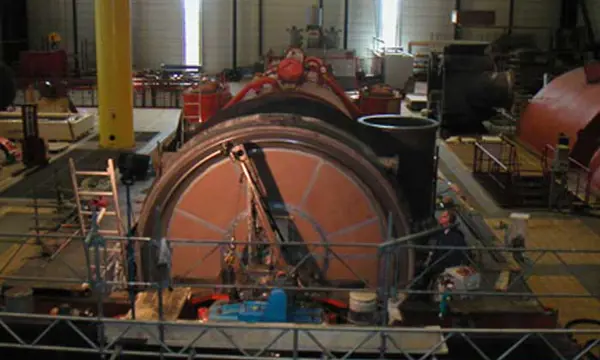 Restrunjirea unei fante pentru un inel de protecţie împotriva eroziunii al carcasei turbinei LP